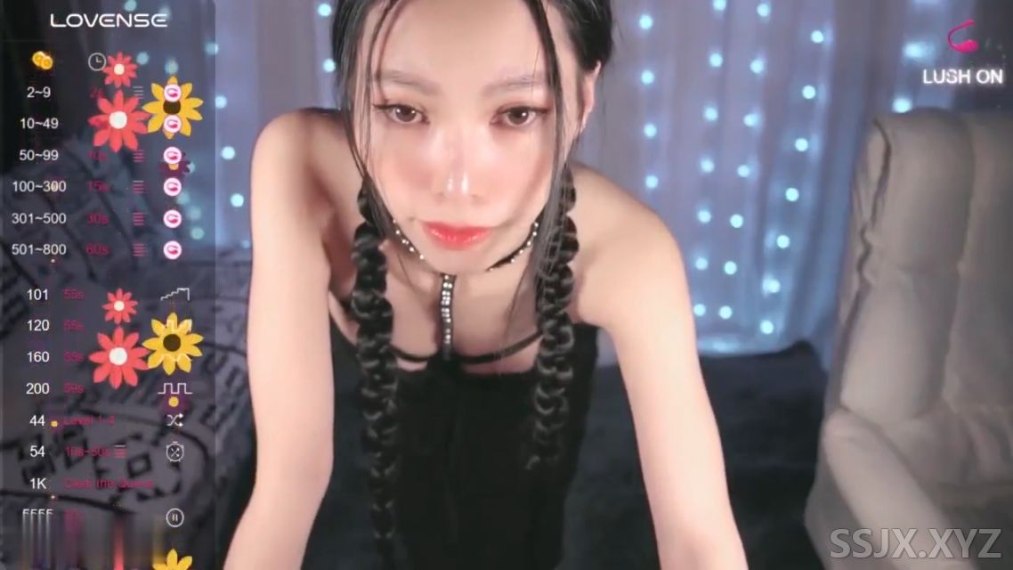 [1V/1.54G]Miuzxc - Stripchat超骚巨乳双马尾女主播 一边看自己的AV一边用跳蛋自摸粉嫩骚逼